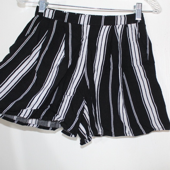Hollister Black And White Striped Light Weight Culotte Shorts — Size XS - Picture 2 of 5